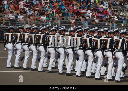 Mitglieder der Armada de Chile marschieren während der jährlichen Militärparade im Rahmen der Fiestas Patrias gedenkfeiern in Santiago, Chile vorbei. Stockfoto