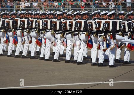 Mitglieder der Armada de Chile marschieren während der jährlichen Militärparade im Rahmen der Fiestas Patrias gedenkfeiern in Santiago, Chile vorbei. Stockfoto