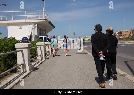 Ostia, Italien. Mai 2020. Menschen an der Küste von Ostia, nahe Rom, am Morgen des 9. Mai 2020, während Phase 2 der Covid-19-Pandemie (Foto: Matteo Nardone/Pacific Press/Sipa USA) Quelle: SIPA USA/Alamy Live News Stockfoto