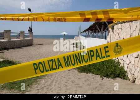 Ostia, Italien. Mai 2020. Die Strände sind in Ostia, nahe Rom, am Morgen des 9. Mai 2020 geschlossen, während Phase 2 der Covid-19-Pandemie (Foto: Matteo Nardone/Pacific Press/Sipa USA) Quelle: SIPA USA/Alamy Live News Stockfoto