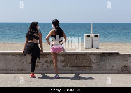 Ostia, Italien. Mai 2020. Mädchen an der Küste von Ostia, nahe Rom, am Morgen des 9. Mai 2020, während Phase 2 der Covid-19-Pandemie (Foto: Matteo Nardone/Pacific Press/Sipa USA) Quelle: SIPA USA/Alamy Live News Stockfoto