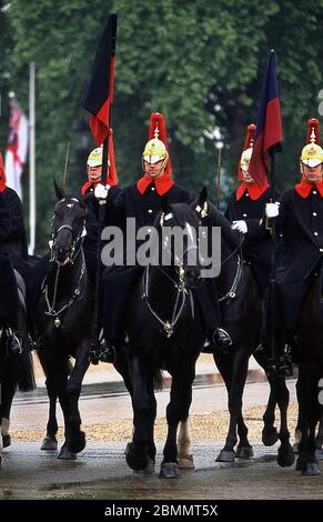 Mitglieder der Household Division Blues und Royals Proben für zeremonielle auf Horse Guards Parade London 2006 Stockfoto