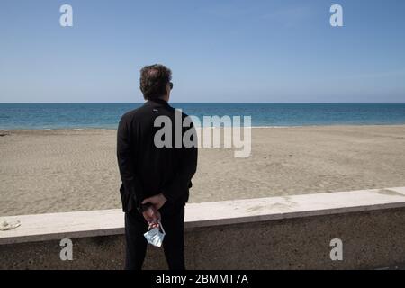 Ostia, Italien. Mai 2020. Mann an der Strandpromenade von Ostia, nahe Rom, am Morgen des 9. Mai 2020, während Phase 2 der Covid-19-Pandemie (Foto: Matteo Nardone/Pacific Press/Sipa USA) Quelle: SIPA USA/Alamy Live News Stockfoto