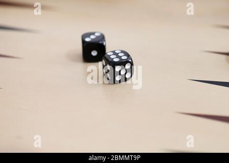 Würfelspiel auf Backgammon-Brett Stockfoto