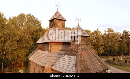 Holzkirche in der Nähe des Dorfes. Stockfoto