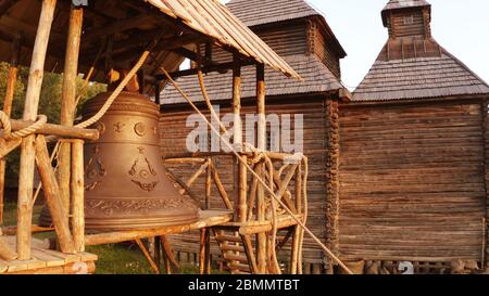 Große alte Glocke im Dorf Stockfoto