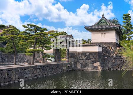 tokio, japan - märz 25 2020: Donjon Edojō Kikyō-mon Tor mit Gräben mit Kiefern vor dem Tokyo Imperial Palace gesäumt. Stockfoto