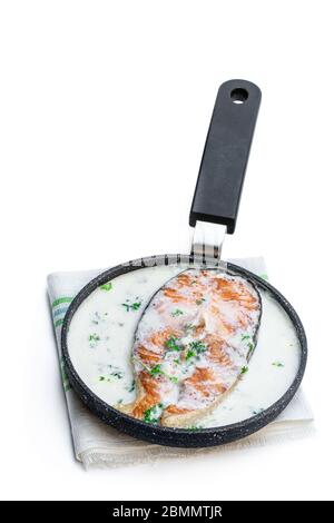 Köstliches Lachssteak in Sahnesauce auf Weiß isoliert Stockfoto