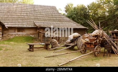 Blockhütte und ländliche Holzwagen. Stockfoto