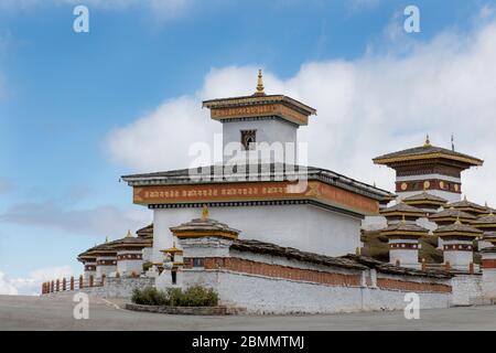 Bhutan, Dochula Pass, Druk Wangyal Khang Zhang Chortens. 108 Rotbanderdaka khangzang Chorten als Denkmal für bhutanische Soldaten in 2003 b getötet gebaut Stockfoto