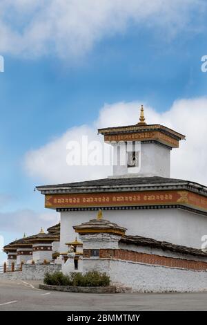 Bhutan, Dochula Pass, Druk Wangyal Khang Zhang Chortens. 108 Rotbanderdaka khangzang Chorten als Denkmal für bhutanische Soldaten in 2003 b getötet gebaut Stockfoto