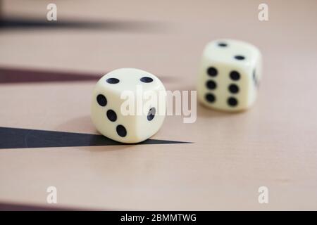 Würfelspiel auf Backgammon-Brett Stockfoto