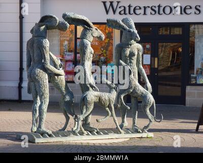 Paintpots, eine Skulptur von Sophie Ryder Riesenhasen / Kaninchen außerhalb von Waterstones am Brewery Court, im Stadtzentrum von Cirencester, Großbritannien Stockfoto