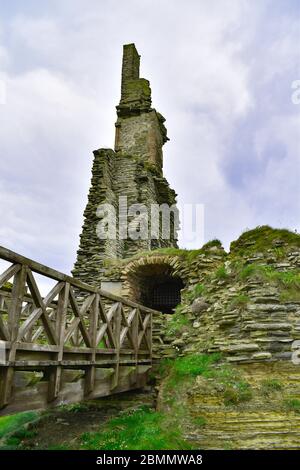 Ruinen von Castle Sinclair bei Wick, Caithness Schottland, Holzbrücke, die zu Steinruinen von Castle führt. Auf der Route der Nordküste 500. Stockfoto