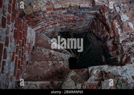 Alte Wendeltreppe im roten Ziegelturm, von oben gesehen Stockfoto