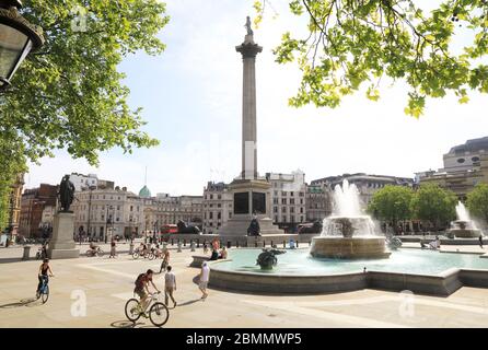 Die Springbrunnen schalteten sich wieder an und die Leute, die im heißen VE Day-Feiertagswetter unterwegs waren, in Erwartung der etwas lockeren Regeln für die Sperrung des Coronavirus im Zentrum von London, Großbritannien Stockfoto