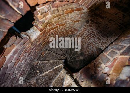 Alte Wendeltreppe im roten Ziegelturm, von oben gesehen Stockfoto