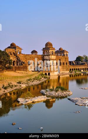 Indien, Madhya Pradesh Zustand, Mandu, 15. Jahrhundert afghanischer Stil Jahaz Mahal Palast, der von Ghyas-ud-DIN errichtet wurde Stockfoto