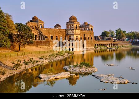 Indien, Madhya Pradesh Zustand, Mandu, 15. Jahrhundert afghanischer Stil Jahaz Mahal Palast, der von Ghyas-ud-DIN errichtet wurde Stockfoto