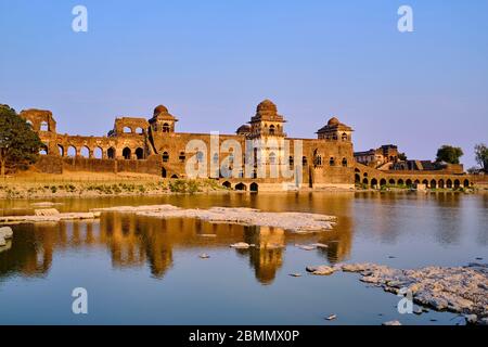 Indien, Madhya Pradesh Zustand, Mandu, 15. Jahrhundert afghanischer Stil Jahaz Mahal Palast, der von Ghyas-ud-DIN errichtet wurde Stockfoto