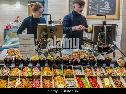 Mann bereitete Belgische Waffel auf der Weihnachtsmesse in Brüssel, Belgien Stockfoto