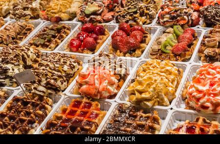 Auswahl an belgischen Waffeln in Brüssel Stockfoto