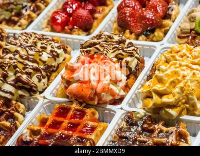 Auswahl an belgischen Waffeln in Brüssel Stockfoto