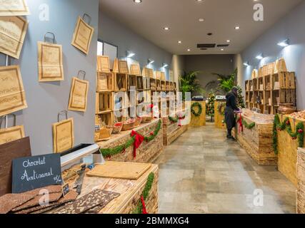 Innen von Schokoladengeschäft - la confiseria saunier - hausgemachte Schokolade - in Brüssel, Belgien - Stockfoto