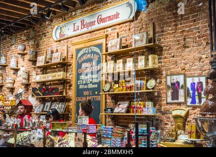 La Belgique Gourmande ein luxuriöses Schokoladengeschäft in Les Galleries Royales Saint-Hubert. Der Innenraum des Ladens. Brüssel, Belgien - Stockfoto