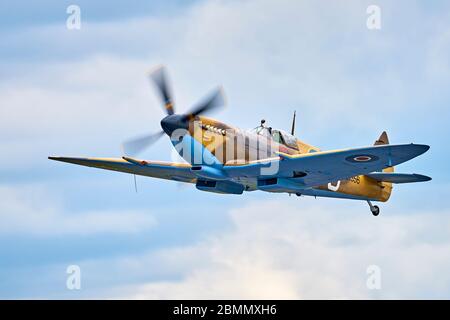 Supermarine Spitfire Mk LF IXe MK356 (Schlacht von Großbritannien Memorial Flight) in Wüste Tarnung. Stockfoto