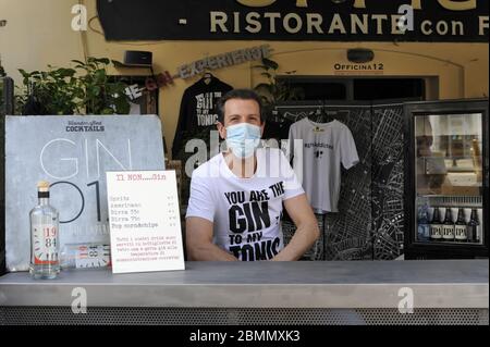 Mailand, Montag, 4. Mai, der erste Tag der Lockerung der Mobilitätseinschränkungen aufgrund der Coronavirus-Epidemie, gingen Tausende von Menschen in den Gebieten von Movida, insbesondere entlang der Navigli-Kanäle, auf die Straße, oft ohne Sicherheitsmaßnahmen, und zwangen die Behörden, strenge Polizeikontrollen zu ergreifen. Stockfoto