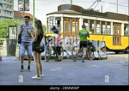 Mailand, Montag, 4. Mai, der erste Tag der Lockerung der Mobilitätseinschränkungen aufgrund der Coronavirus-Epidemie, gingen Tausende von Menschen in den Gebieten von Movida, insbesondere entlang der Navigli-Kanäle, auf die Straße, oft ohne Sicherheitsmaßnahmen, und zwangen die Behörden, strenge Polizeikontrollen zu ergreifen. Stockfoto