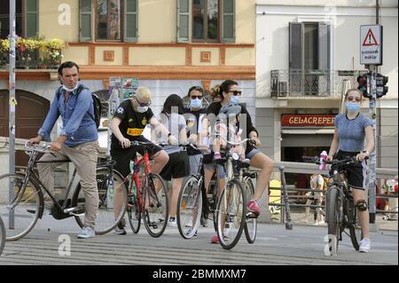 Mailand, Montag, 4. Mai, der erste Tag der Lockerung der Mobilitätseinschränkungen aufgrund der Coronavirus-Epidemie, gingen Tausende von Menschen in den Gebieten von Movida, insbesondere entlang der Navigli-Kanäle, auf die Straße, oft ohne Sicherheitsmaßnahmen, und zwangen die Behörden, strenge Polizeikontrollen zu ergreifen. Stockfoto