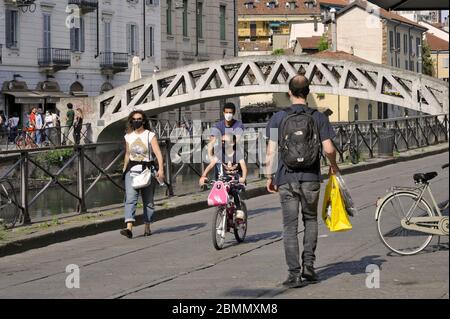 Mailand, Montag, 4. Mai, der erste Tag der Lockerung der Mobilitätseinschränkungen aufgrund der Coronavirus-Epidemie, gingen Tausende von Menschen in den Gebieten von Movida, insbesondere entlang der Navigli-Kanäle, auf die Straße, oft ohne Sicherheitsmaßnahmen, und zwangen die Behörden, strenge Polizeikontrollen zu ergreifen. Stockfoto