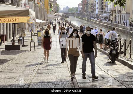 Mailand, Montag, 4. Mai, der erste Tag der Lockerung der Mobilitätseinschränkungen aufgrund der Coronavirus-Epidemie, gingen Tausende von Menschen in den Gebieten von Movida, insbesondere entlang der Navigli-Kanäle, auf die Straße, oft ohne Sicherheitsmaßnahmen, und zwangen die Behörden, strenge Polizeikontrollen zu ergreifen. Stockfoto