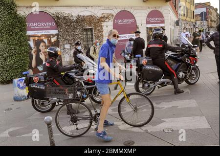 Mailand, Montag, 4. Mai, der erste Tag der Lockerung der Mobilitätseinschränkungen aufgrund der Coronavirus-Epidemie, gingen Tausende von Menschen in den Gebieten von Movida, insbesondere entlang der Navigli-Kanäle, auf die Straße, oft ohne Sicherheitsmaßnahmen, und zwangen die Behörden, strenge Polizeikontrollen zu ergreifen. Stockfoto