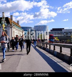 Gruppen Anonymer Menschen, Die Über Die Westminster Bridge In London, Großbritannien, Laufen Stockfoto