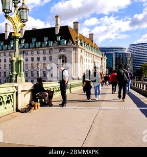 Gruppen Anonymer Menschen, Die Über Die Westminster Bridge In London, Großbritannien, Laufen Stockfoto