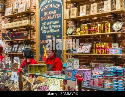 La Belgique Gourmande ein Luxus-Schokoladengeschäft in Les Galeries Royales Saint-Hubert. Das Innere des Shops. Brüssel, Belgien - Dezember 30 - 2019 Stockfoto