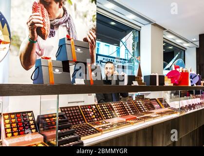 Pierre Marcolini ein Luxus-Geschäft mit belgischer Schokolade - Innenansicht des Shops während des Weihnachtsfestes - Brüssel, Belgien - 30. dezember 2019 Stockfoto