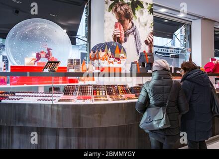 Pierre Marcolini ein Luxus-Geschäft mit belgischer Schokolade - Interieur des Shops während des Weihnachtsfestes - Brüssel, Belgien - januar 2020 Stockfoto