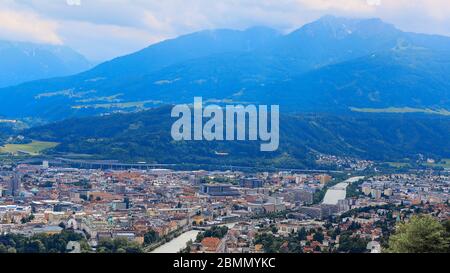 Innsbruck, Österreich: Weitwinkel-Luftpanorama der beliebtesten österreichischen Stadt Stockfoto