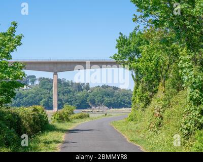 Der Tarka Trail, Wander- und Radweg. In der Nähe von Bideford, Nord Devon, England. Keine Leute. Torridge Bridge, die den Atlantic Highway aka A39 hinter sich trägt Stockfoto