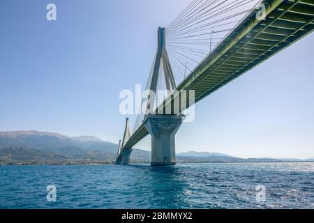 Griechenland. Brücke Rion Antirion. Hohe Pylone der Kabelbrücke über den Golf von Korinth bei sonnigem Wetter. Ansicht von unten Stockfoto