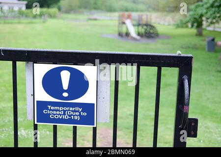 Kindergärten für Kinder geschlossen Schild am Tor wegen Coronavirus Covid-19 Stockfoto