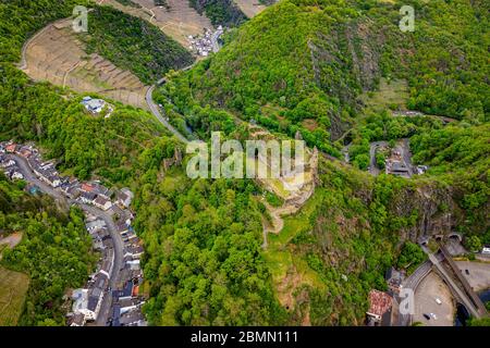 Luftaufnahme von Altenahr mit Schloss und Weingärten Landschaft Deutschland Stockfoto