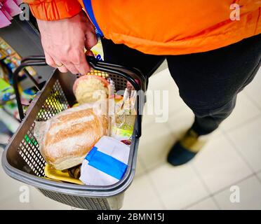 Eine Person, die mit foodundefined an einem Tisch sitzt Stockfoto