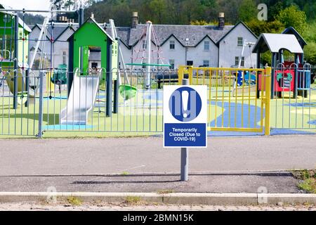 Kindergärten für Kinder geschlossen Schild am Tor wegen Coronavirus Covid-19 Stockfoto