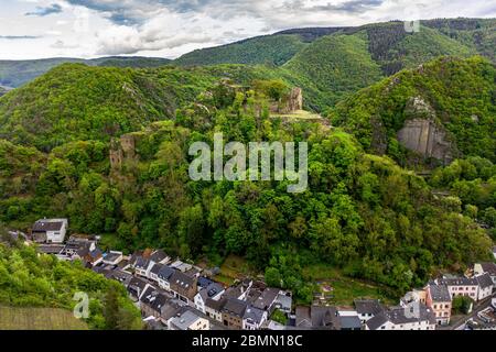 Luftaufnahme von Altenahr mit Schloss und Weingärten Landschaft Deutschland Stockfoto