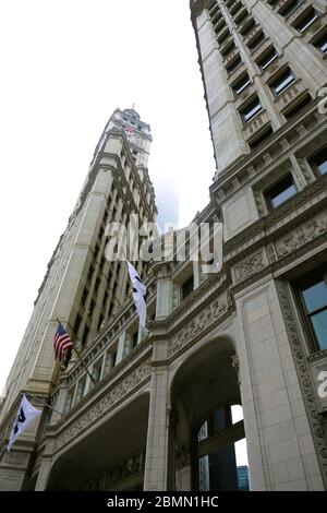 Chicagos ikonisches Wrigley Building entlang der Chicago River Downtown Chicago Skyline mit modernen Hochhäusern Chicago, Illinois Stockfoto